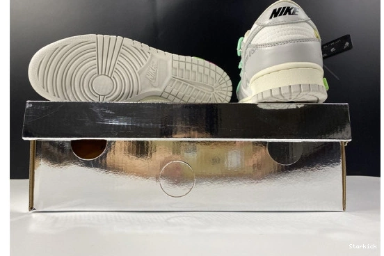 DM1602-114 4 Dunk Nike Low O-W Lot 0721